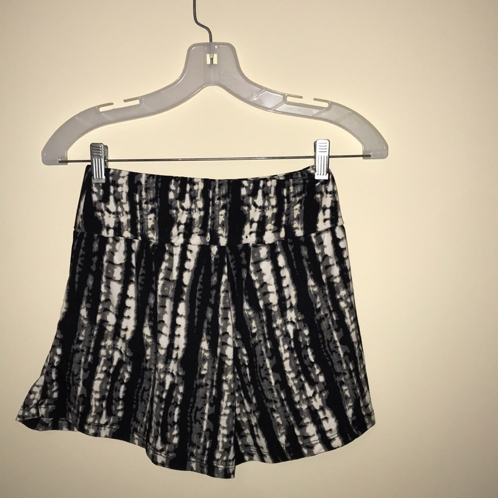 flowy patterned shorts - Picture 2 of 4
